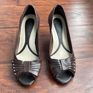 Naturalizer womens peep toe pump, leather upper, brown color, size 4.5